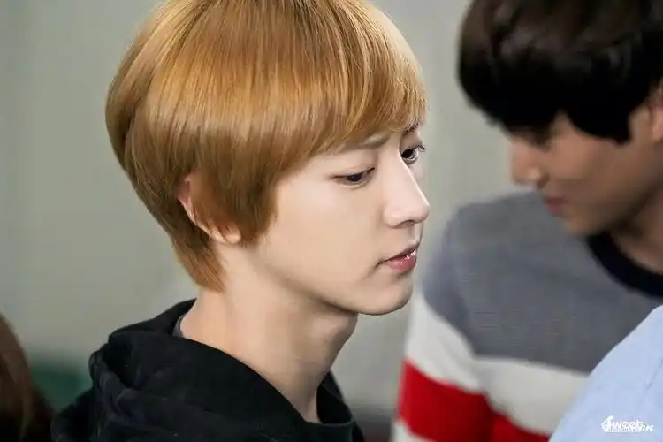 刚出道那年的灿烈,机场look主要是糖果色系的学长风,因为造型设定原因