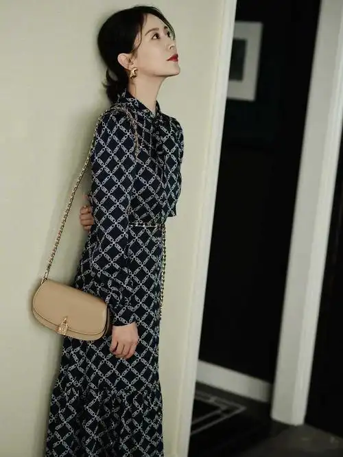 海清出席mk品牌活动简约黑色连衣裙一套菱形格印花交错的长裙
