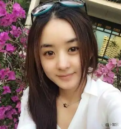 看赵丽颖早期的素颜的照片,脸好小,皮肤也是真的好