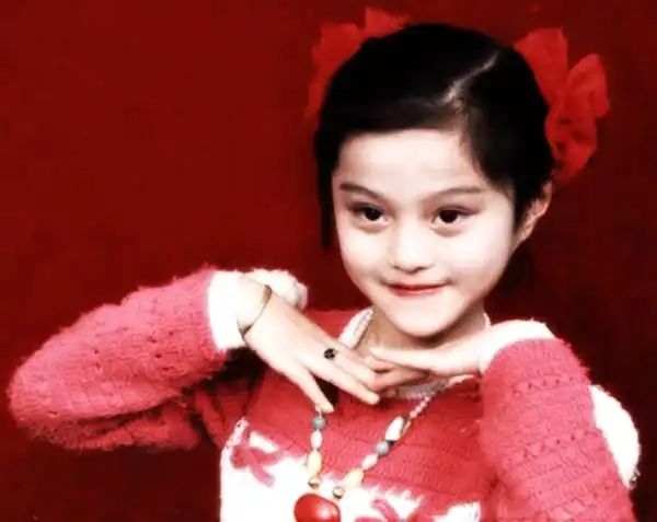 小时候的范冰冰一双水灵灵的大眼睛,两颊的腮红更衬托出这就是个美人
