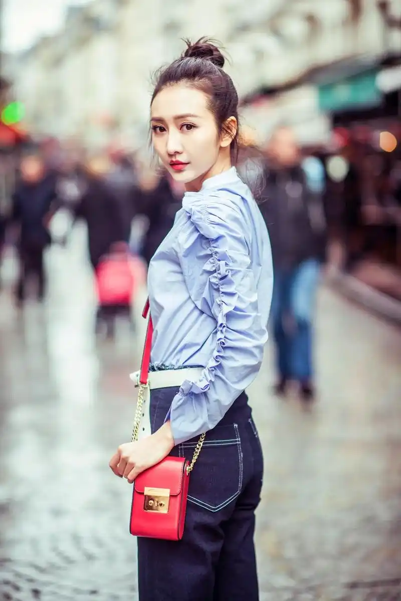 王鸥早春街拍清新柔美 漫步巴黎街头轻松惬意_高清图集_新浪网