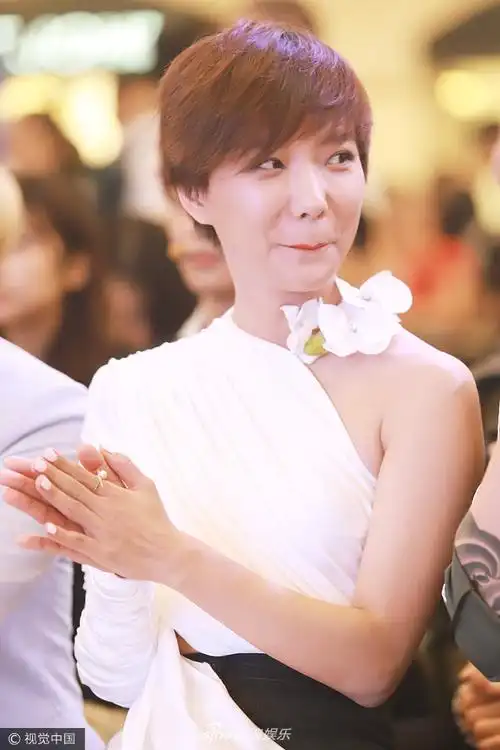 王珞丹张嘴笑成表情包 露腰间肉肉超可爱