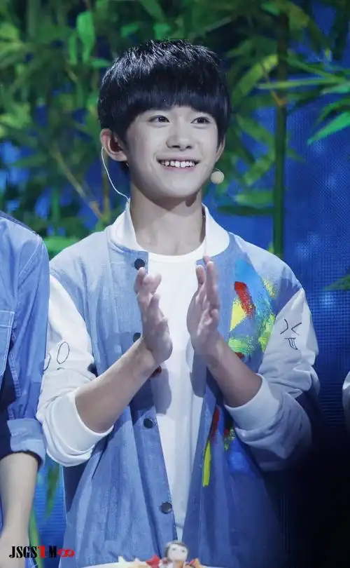 易烊千玺 梨涡笑