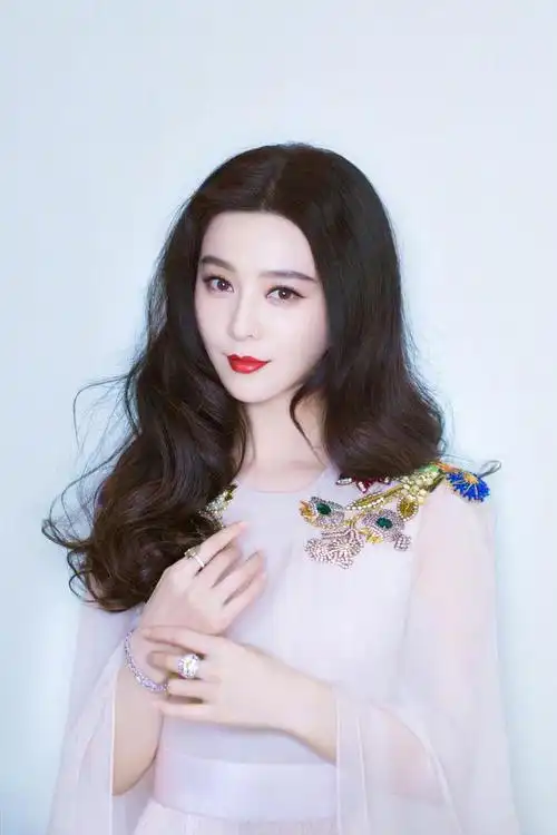 范冰冰复出后资源真好,登杂志演绎"花仙子",气场简直无敌