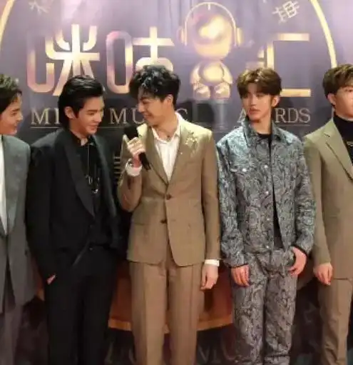 当185的黄明昊与183的陈立农,蔡徐坤同框,网友:究竟谁撒了谎?