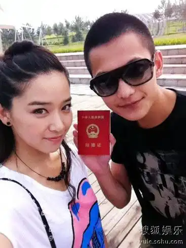 杨洋阚清子"友"情饮水饱 片场大秀结婚证