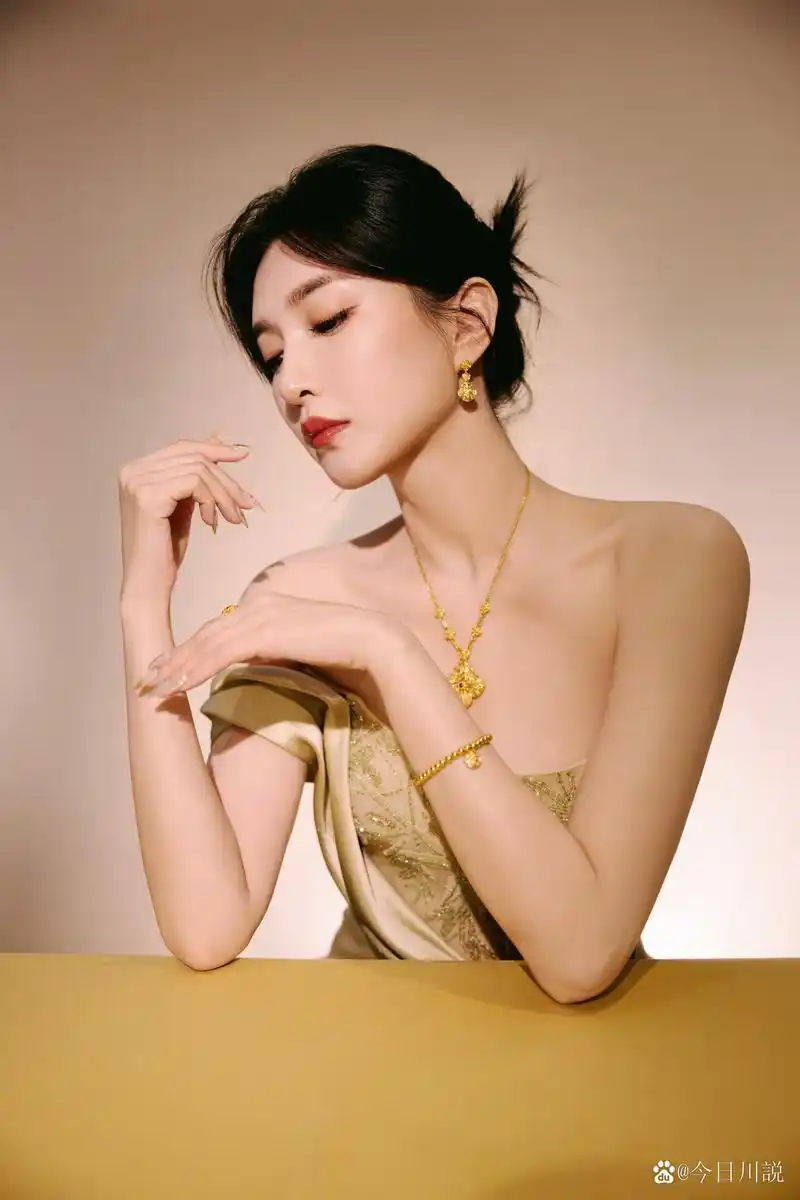 在阳光的映衬下,江疏影身着一袭竹叶抹胸长裙,短发轻盈飘逸,宛若一幅