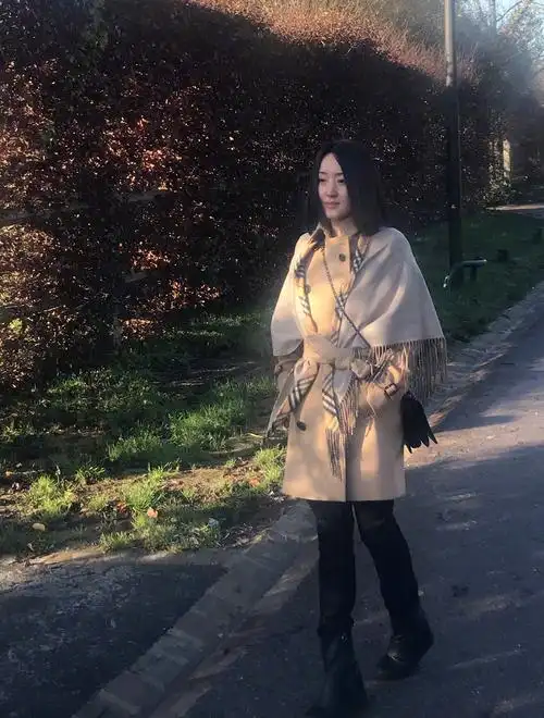 甜歌皇后杨钰莹的法国情节,异国圈粉巴黎咖啡小哥