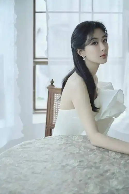 刘亦菲的公主发型这么简单?公主请学 strong> /p> p>刘亦菲 /strong>!