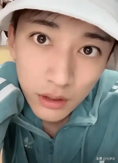 素颜状态下的刘学义褪去脂粉的浓重,反而更显幼态,一双大眼睛清澈又