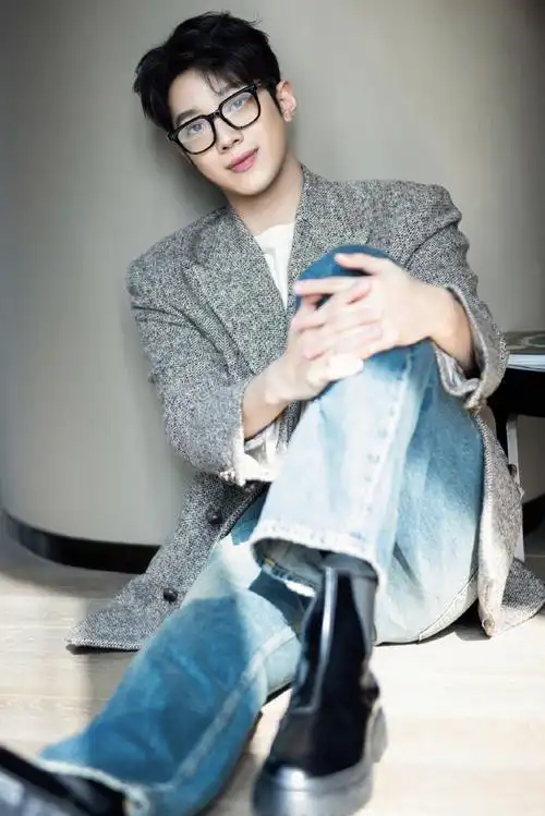 赖冠霖  今日活动图集,一身灰色西装外套搭配黑框眼镜,有秋日的温暖