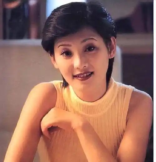 当时读大一的徐帆年轻漂亮但两人的甜蜜却被半路杀出的徐帆打破与