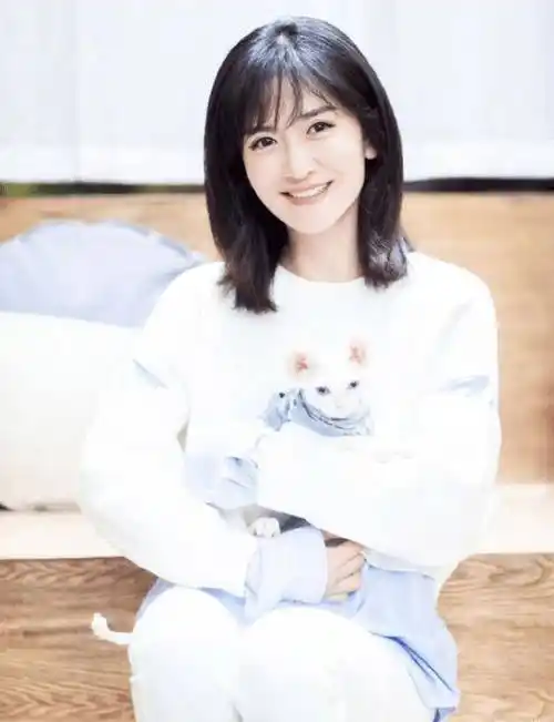 谢娜14岁照片曝光,有没有整容一看便知,原来小时候的她这么美_下巴