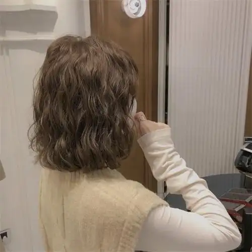 不挑脸型的短发卷蛋头烫发可盐可甜又减龄的发型