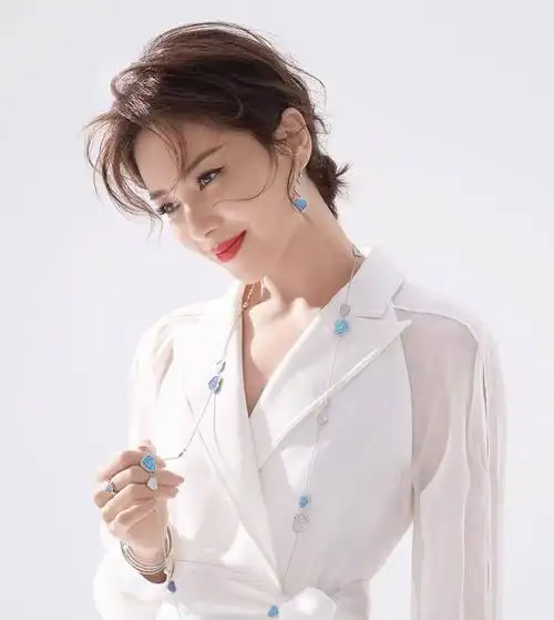 就自己独立了,如今的她在中国内地影视圈也是有头有脸的一位女明星