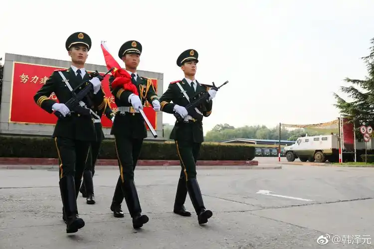 来一波帅气的兵哥哥