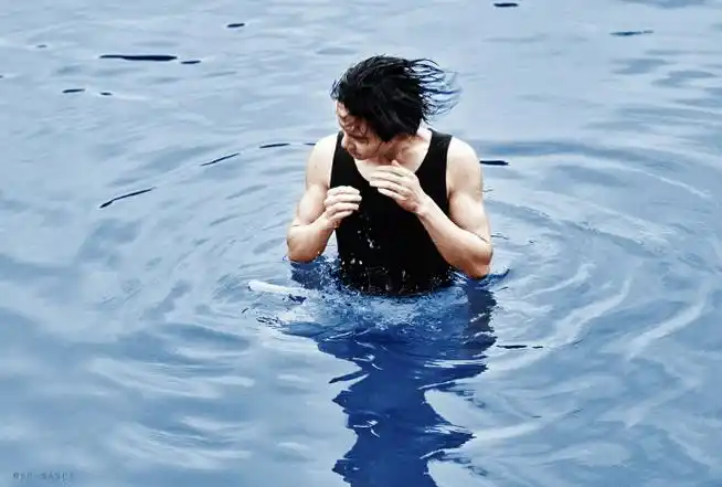 易烊千玺黑白寻踪大片