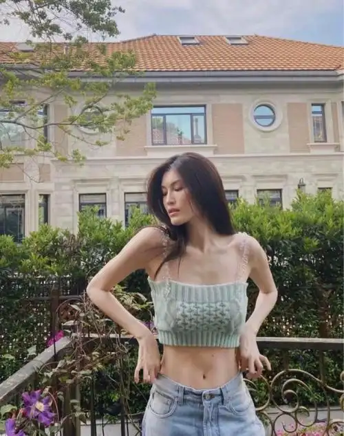 何穗最新写真来了,秋装玩起"下身失踪",法式花园更衬托气质