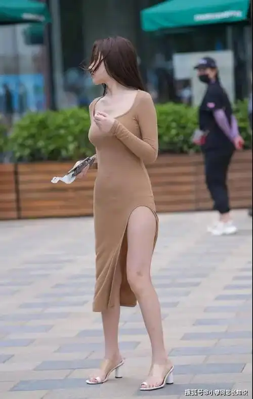 街拍这位美女身穿咖啡色开叉裙真迷人