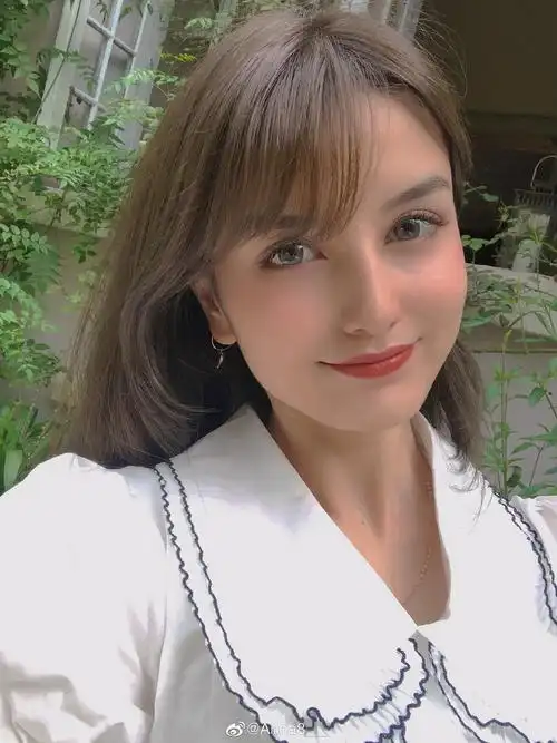 最近关注了一些维族网红,有人喜欢这种混血感强的吗?