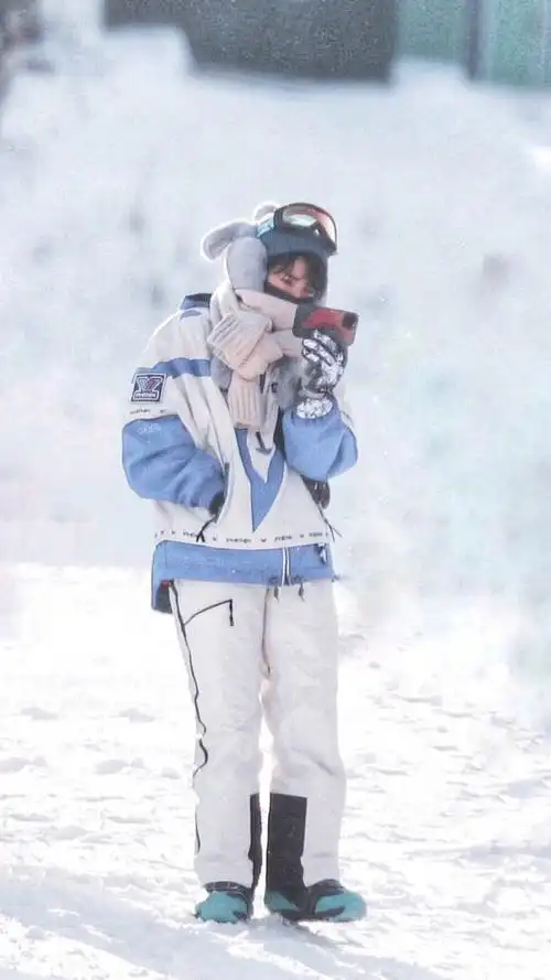 贺峻霖滑雪新图