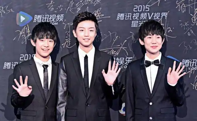 加油男孩三小只身高差距越拉越大尴尬合影时的王源