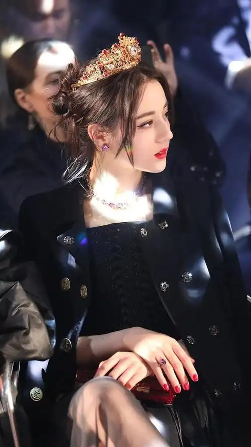 迪丽热巴若没有真功夫傍身,想必早已被穿透了.