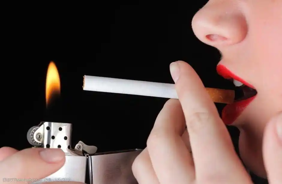 吸烟的女性图片