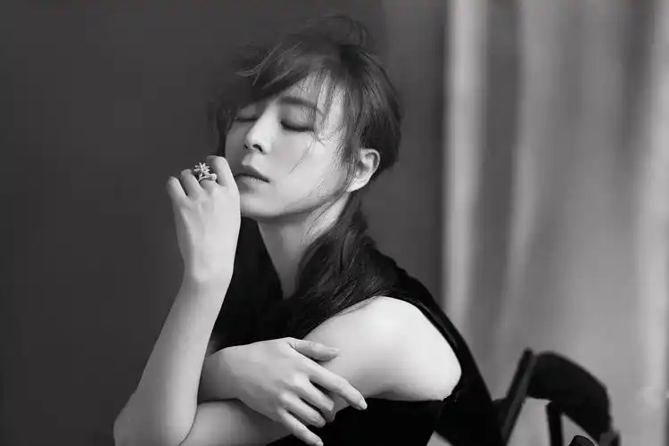 张静初黑白格调组图复古中夹杂时尚魅力四射