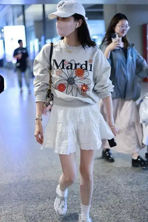 江疏影落地上海机场,身穿白色超短裙活泼少女