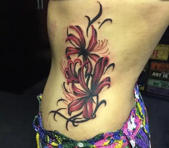 花裤子女生侧腰部彼岸花纹身图案