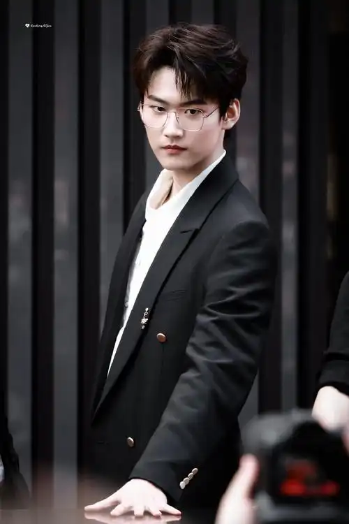 戴眼镜的帅哥超加分@into1-周柯宇