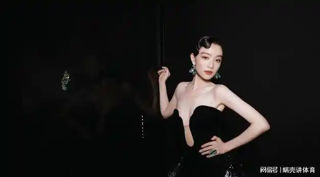 倪妮上海亮相时尚盛典低胸黑裙惊艳众人网友美貌身材无敌