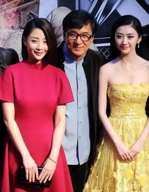 与当红小花杨紫,关晓彤,娜扎一同合影留念.