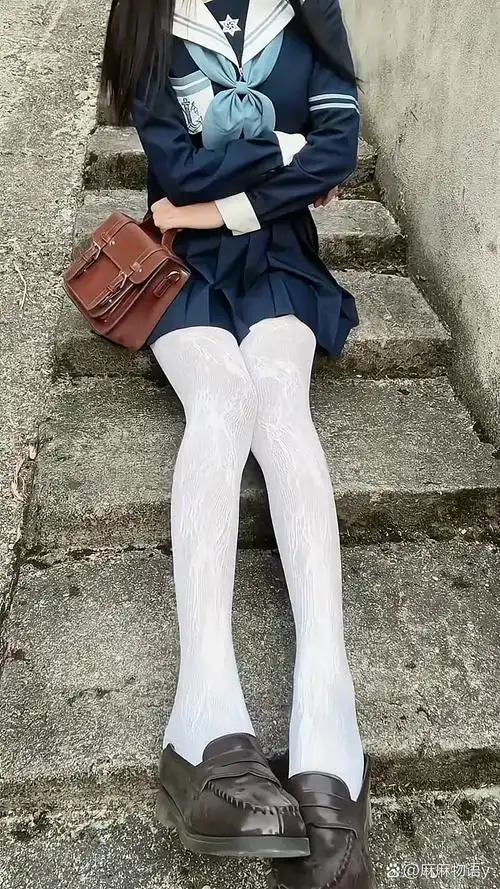 楼梯上的jk制服女孩,白丝袜,学院风,一手托包,一手拨发,静谧而有故事.