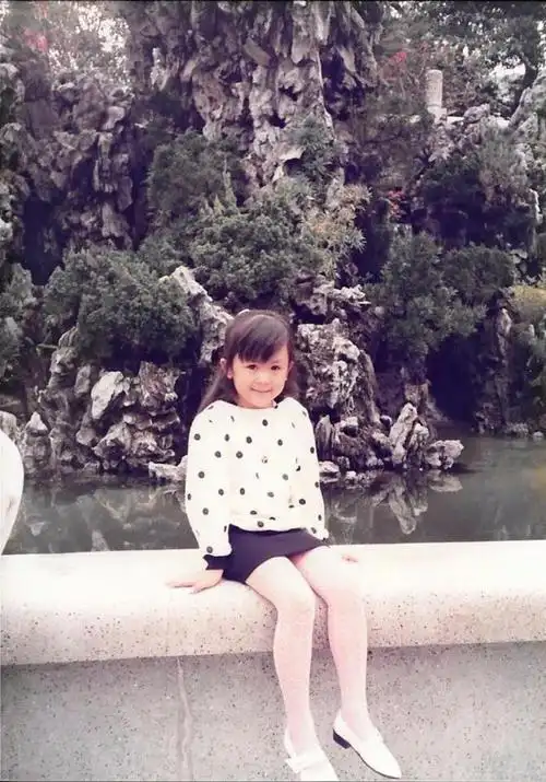 长大的她依然保持"童颜"虽然肤色偏黑,但也看得出来皮肤超好唐宁透露