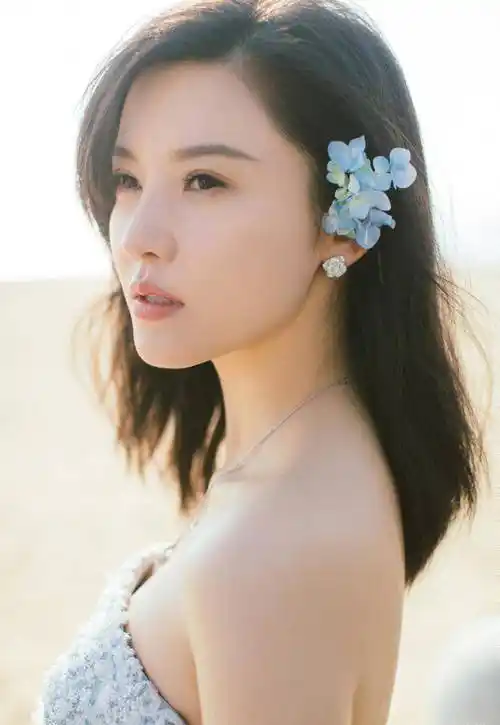 33岁杨子姗气质开挂,身穿一袭浅蓝色抹胸连衣裙,身材凹凸有致_的设计