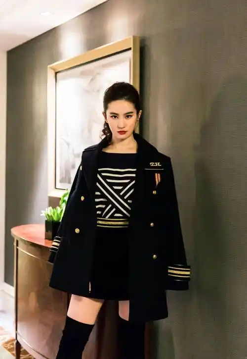 刘亦菲选择的这种西装外套与连衣裙的搭配很有下装消失的感觉,而且