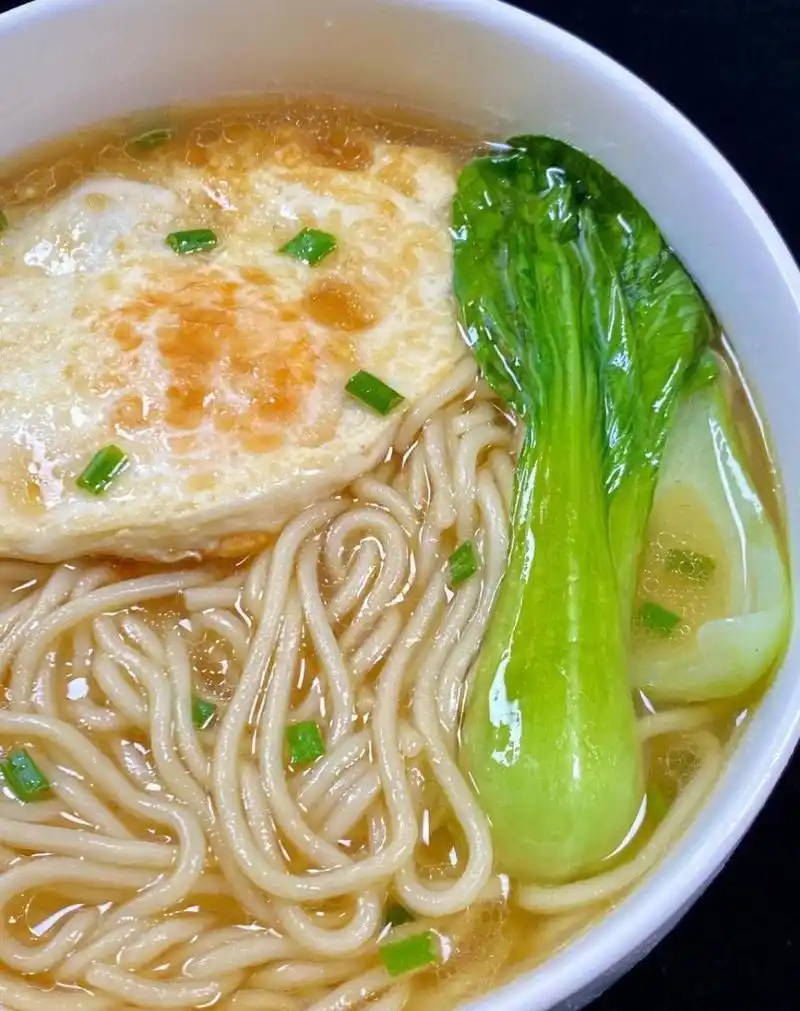 今天分享美味的煎蛋清汤面,热腾腾的巨好吃!汤鲜味美,清淡美味又营养!