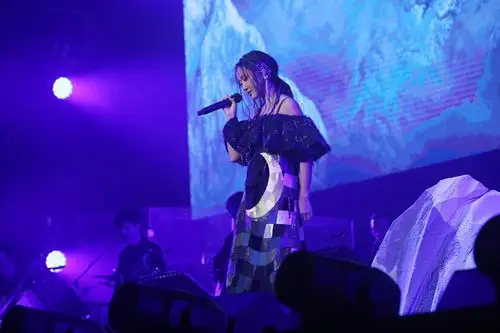 陈粒洄游巡演帷幕拉开白衣赤足回溯音乐赤子心