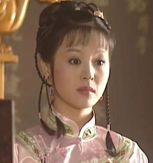 扮演小倩的是演员胡天鸽,她演的小倩充满哀戚的悲剧感,同时又有"桂花