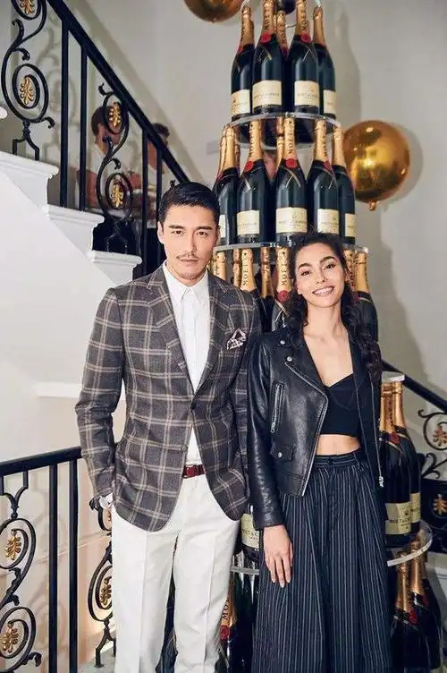 "中国首席男模"胡兵,因太帅被英国富婆看中,他哥哥却无人问津