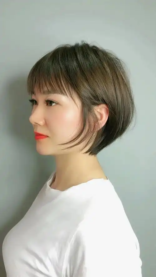 40岁左右的女性,选择发型不能太随意,一定是对自身有所帮助的发型才