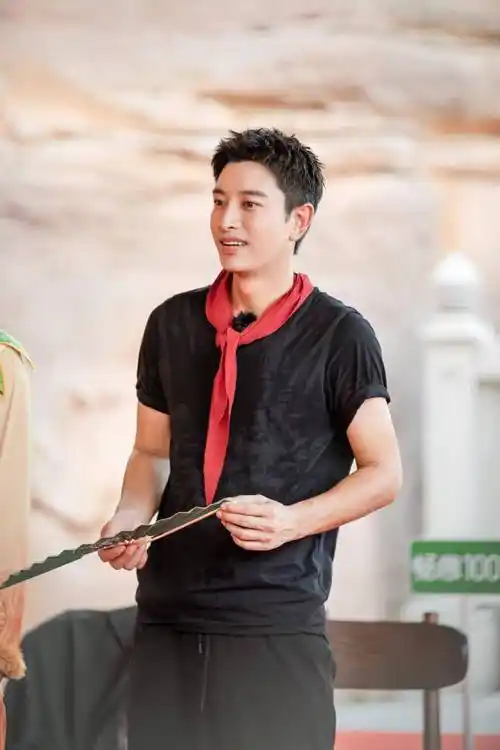 贾乃亮发布《极限挑战》录制花絮 蒙眼造型憨态可掬_贾乃亮_极限挑战