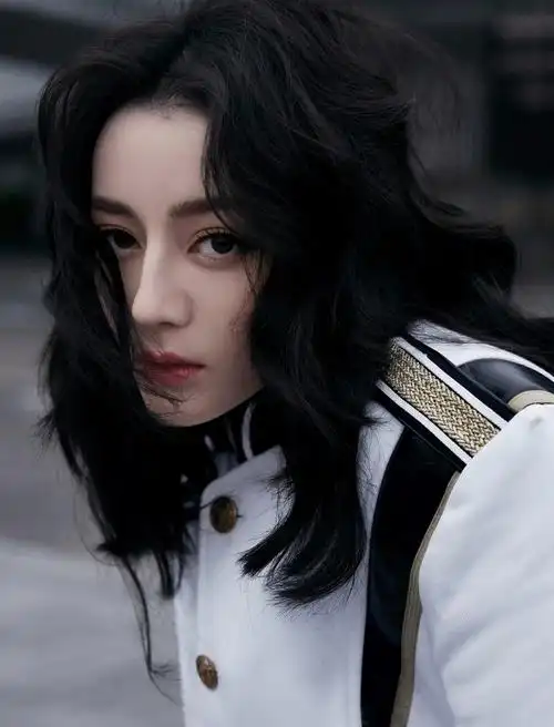 演员迪丽热巴有哪些令人惊艳的红毯造型? - 知乎