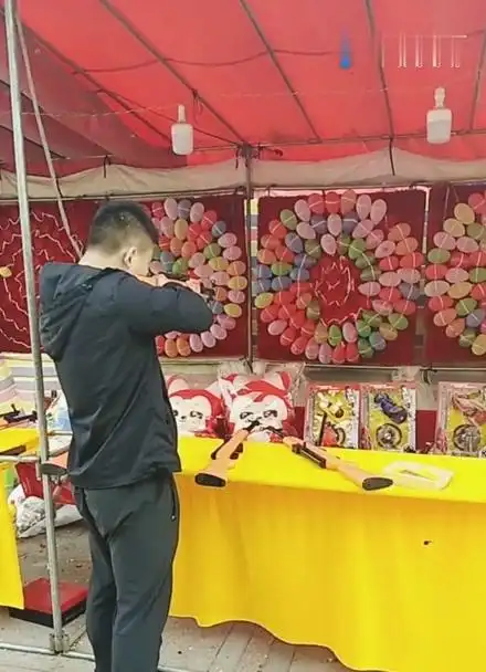 看看军人玩枪打气球,老板娘都快哭了.