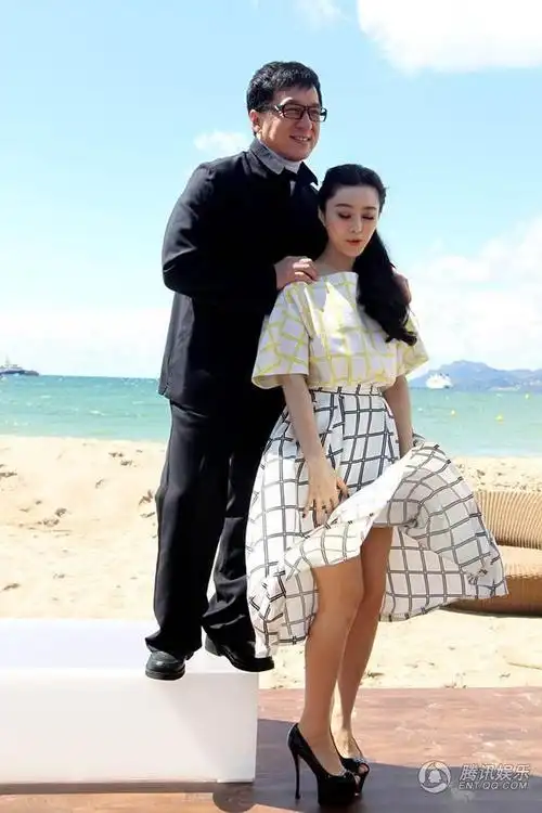 海风作怪范冰冰走光 成龙护裙