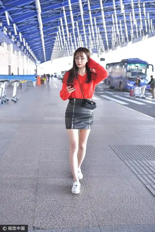 2017年10月23日,上海,沈梦辰机场街拍.  图片来源:fx/视觉中国