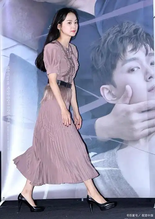 韩国女星尹胜雅穿着端庄的连衣裙,气质如诗如画分外端庄