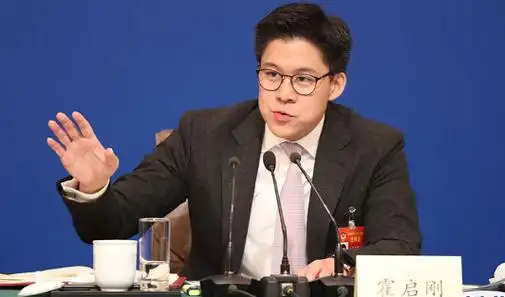 霍启刚一家三口攀岩,白t搭配黑色运动裤的打扮,既简单又舒适